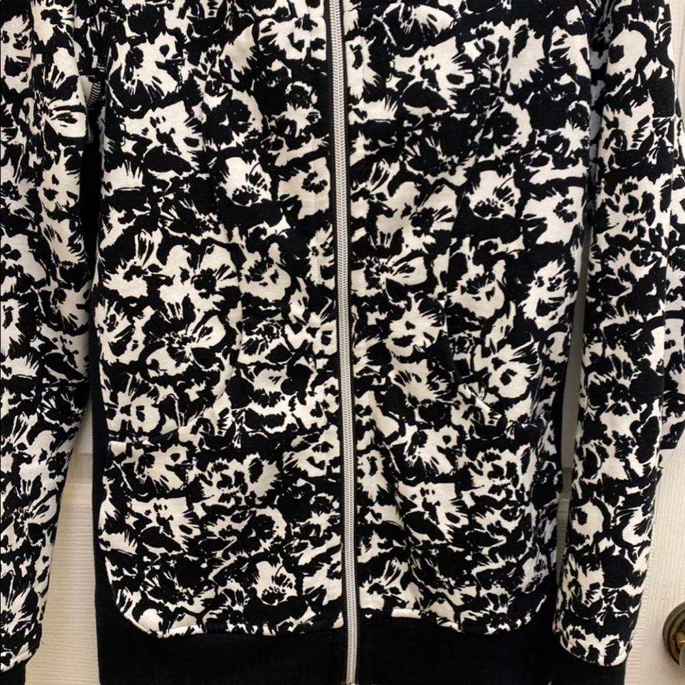 Lululemon jacket - Picture 4 of 7